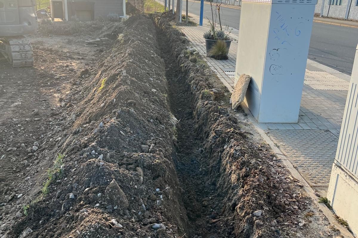 Ausschachtarbeiten zur Vorbereitung von Bordsteinsetzung und Einfahrtgestaltung